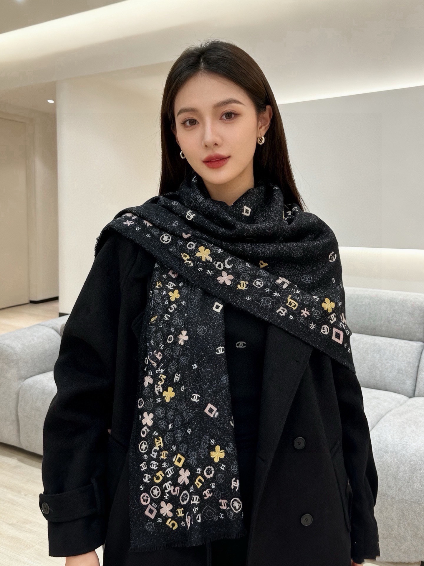 🆕  会发光发亮的围巾 💄💋新款客供亮片💖羊绒面料长巾 😘美翻了[流泪]【彩色山茶花银线长巾】御用殿堂级极‼️新款专柜在