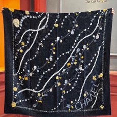 🆕 Chanel ~新品~“珠光宝气” 【会发光发亮的围巾】这款经典单品展现强大而迷人的女性魅力精髓。诠释无限的情感 🆕 Chanel ~新品~“珠光宝气” 【会发光发亮的围巾】这款经典单品展现强大而迷人的女性魅力精髓。诠释无限的情感