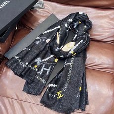 🆕 Chanel ~新品~“珠光宝气” 【会发光发亮的围巾】这款经典单品展现强大而迷人的女性魅力精髓。诠释无限的情感 🆕 Chanel ~新品~“珠光宝气” 【会发光发亮的围巾】这款经典单品展现强大而迷人的女性魅力精髓。诠释无限的情感