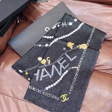 🆕 Chanel ~新品~“珠光宝气” 【会发光发亮的围巾】这款经典单品展现强大而迷人的女性魅力精髓。诠释无限的情感 🆕 Chanel ~新品~“珠光宝气” 【会发光发亮的围巾】这款经典单品展现强大而迷人的女性魅力精髓。诠释无限的情感
