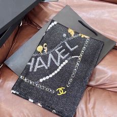 🆕 Chanel ~新品~“珠光宝气” 【会发光发亮的围巾】这款经典单品展现强大而迷人的女性魅力精髓。诠释无限的情感 🆕 Chanel ~新品~“珠光宝气” 【会发光发亮的围巾】这款经典单品展现强大而迷人的女性魅力精髓。诠释无限的情感