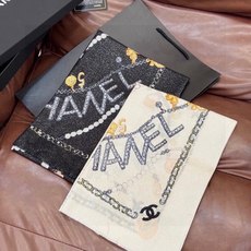 🆕 Chanel ~新品~“珠光宝气” 【会发光发亮的围巾】这款经典单品展现强大而迷人的女性魅力精髓。诠释无限的情感 🆕 Chanel ~新品~“珠光宝气” 【会发光发亮的围巾】这款经典单品展现强大而迷人的女性魅力精髓。诠释无限的情感