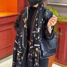 🆕 Chanel ~新品~“珠光宝气” 【会发光发亮的围巾】这款经典单品展现强大而迷人的女性魅力精髓。诠释无限的情感 🆕 Chanel ~新品~“珠光宝气” 【会发光发亮的围巾】这款经典单品展现强大而迷人的女性魅力精髓。诠释无限的情感