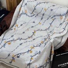 🆕 Chanel ~新品~“珠光宝气” 【会发光发亮的围巾】这款经典单品展现强大而迷人的女性魅力精髓。诠释无限的情感 🆕 Chanel ~新品~“珠光宝气” 【会发光发亮的围巾】这款经典单品展现强大而迷人的女性魅力精髓。诠释无限的情感
