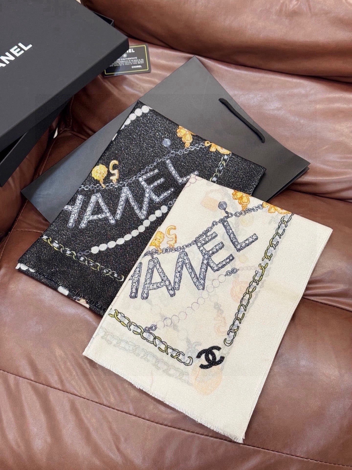 🆕 Chanel ~新品~“珠光宝气” 【会发光发亮的围巾】这款经典单品展现强大而迷人的女性魅力精髓。诠释无限的情感 🆕 Chanel ~新品~“珠光宝气” 【会发光发亮的围巾】这款经典单品展现强大而迷人的女性魅力精髓。诠释无限的情感