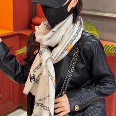 🆕 Chanel ~新品~“珠光宝气” 【会发光发亮的围巾】这款经典单品展现强大而迷人的女性魅力精髓。诠释无限的情感 🆕 Chanel ~新品~“珠光宝气” 【会发光发亮的围巾】这款经典单品展现强大而迷人的女性魅力精髓。诠释无限的情感