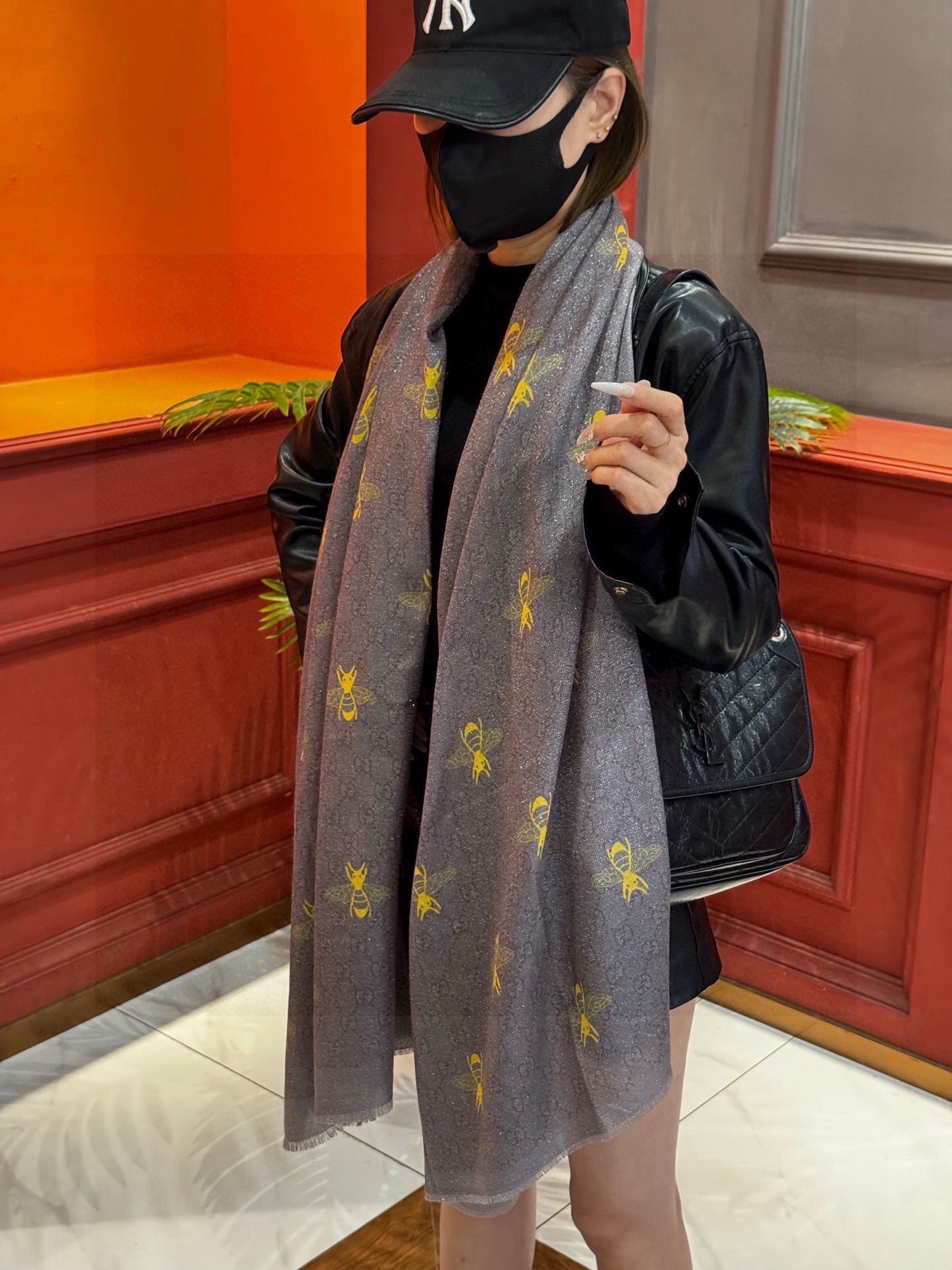 🆕 会发光发亮的围巾 新款🆕🏇🏇买了都说好看‼️推荐💕顶级工艺超值‼️爱马仕专柜爆款🎁💟立体呈现图案纹路实物档次极高 🆕 会发光发亮的围巾 新款🆕🏇🏇买了都说好看‼️推荐💕顶级工艺超值‼️爱马仕专柜爆款🎁💟立体呈现图案纹路实物档次极高