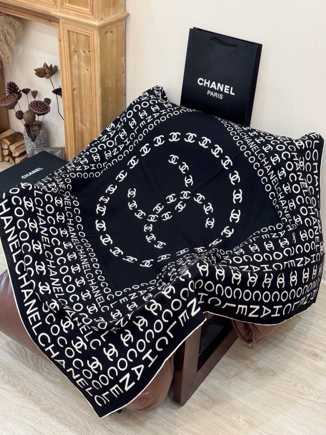 🆕  Chanel ~ 【140顶级双面丝绒披肩】 香家logo与字母的完美碰撞设计 底部还有隐隐约约的双C小Logo 