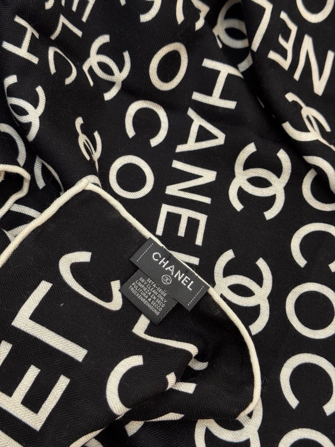 🆕  Chanel ~ 【140顶级双面丝绒披肩】 香家logo与字母的完美碰撞设计 底部还有隐隐约约的双C小Logo 