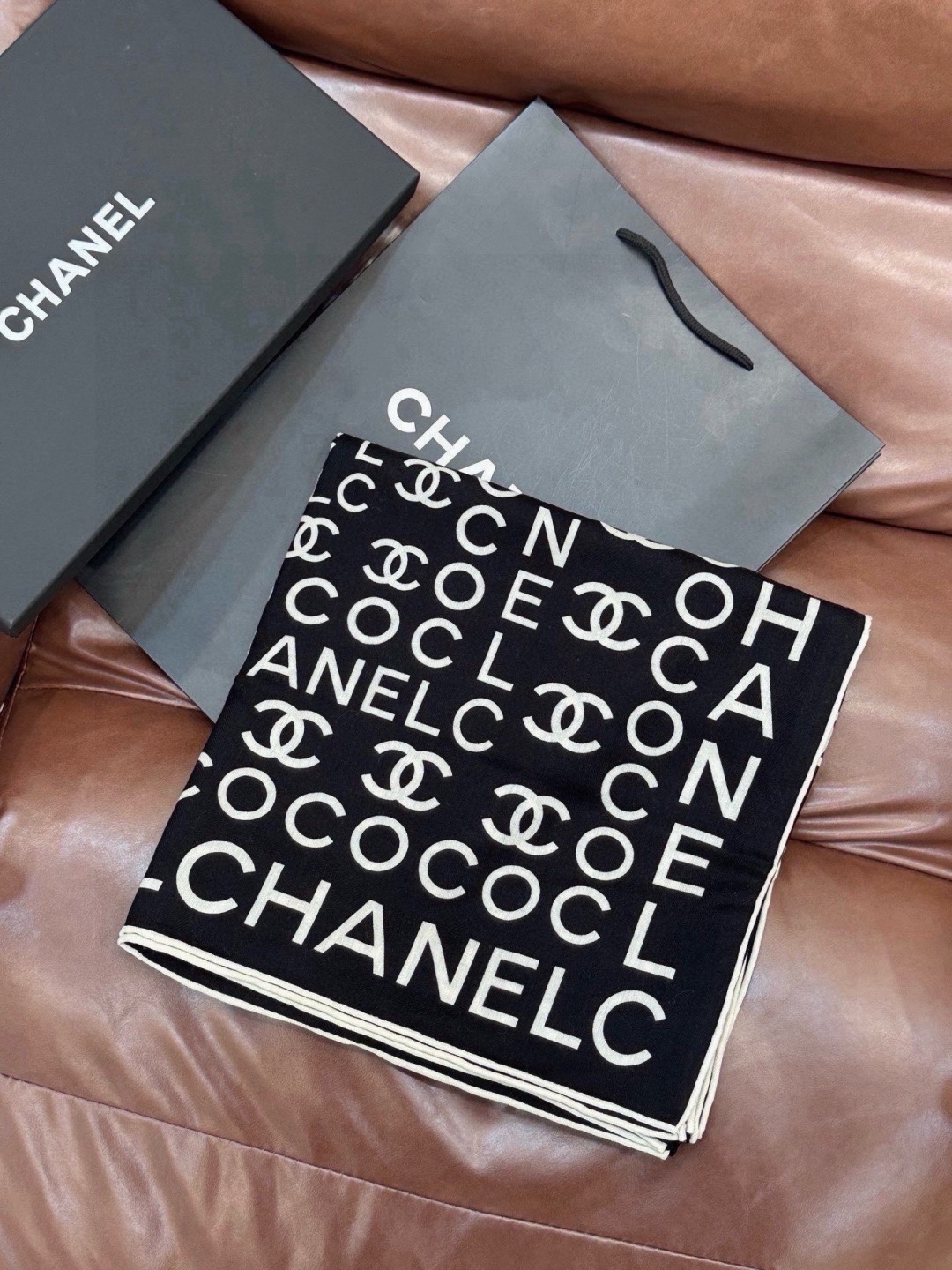 🆕  Chanel ~ 【140顶级双面丝绒披肩】 香家logo与字母的完美碰撞设计 底部还有隐隐约约的双C小Logo 