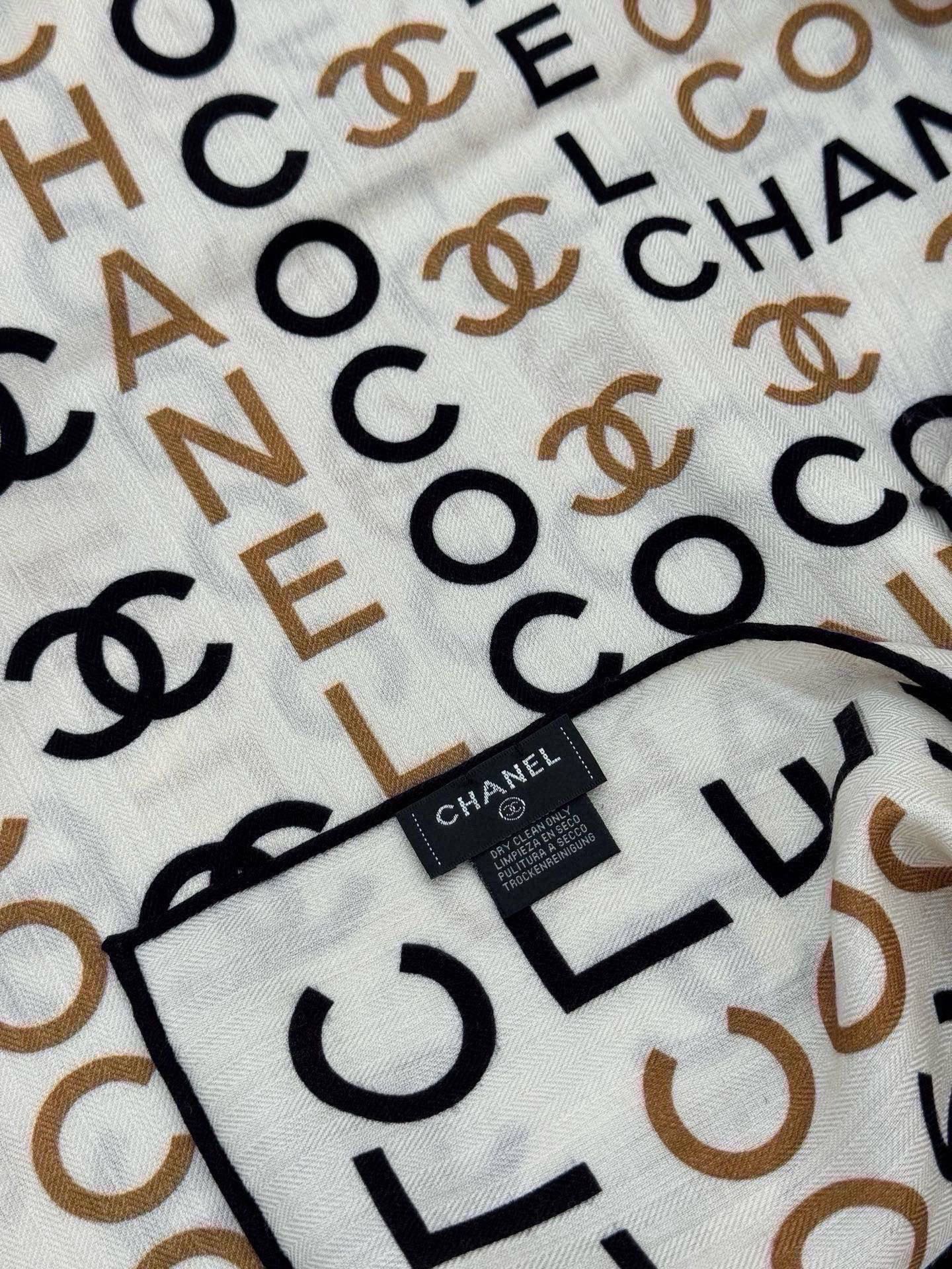 🆕 Chanel ~ 【140顶级双面丝绒披肩】 香家logo与字母的完美碰撞设计 底部还有隐隐约约的双C小Logo 🆕 Chanel ~ 【140顶级双面丝绒披肩】 香家logo与字母的完美碰撞设计 底部还有隐隐约约的双C小Logo