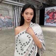 🆕 Chanel ~ 【140顶级双面丝绒披肩】 香家logo与字母的完美碰撞设计 底部还有隐隐约约的双C小Logo 🆕 Chanel ~ 【140顶级双面丝绒披肩】 香家logo与字母的完美碰撞设计 底部还有隐隐约约的双C小Logo