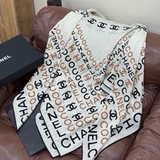 🆕 Chanel ~ 【140顶级双面丝绒披肩】 香家logo与字母的完美碰撞设计 底部还有隐隐约约的双C小Logo 🆕 Chanel ~ 【140顶级双面丝绒披肩】 香家logo与字母的完美碰撞设计 底部还有隐隐约约的双C小Logo