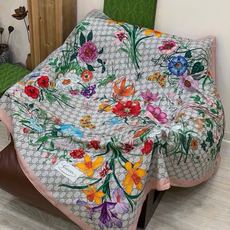 🆕 Gucci新款方巾 Gucci动物和花卉印花 品牌典藏图案在与全新醒目印花的衬托下熠熠生辉。这款方巾匠心缀饰动物和 🆕 Gucci新款方巾 Gucci动物和花卉印花 品牌典藏图案在与全新醒目印花的衬托下熠熠生辉。这款方巾匠心缀饰动物和