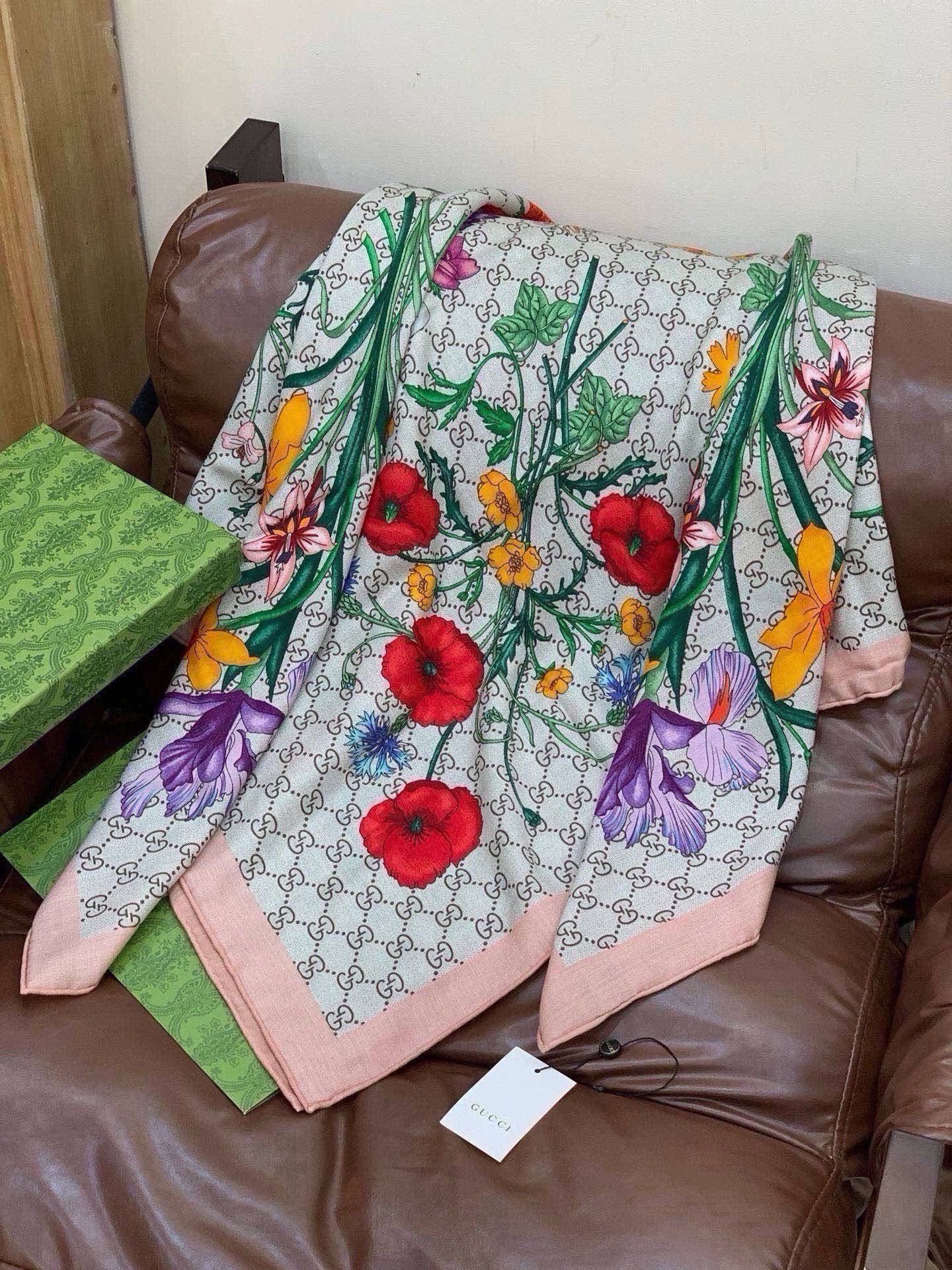 🆕 Gucci新款方巾 Gucci动物和花卉印花 品牌典藏图案在与全新醒目印花的衬托下熠熠生辉。这款方巾匠心缀饰动物和 🆕 Gucci新款方巾 Gucci动物和花卉印花 品牌典藏图案在与全新醒目印花的衬托下熠熠生辉。这款方巾匠心缀饰动物和