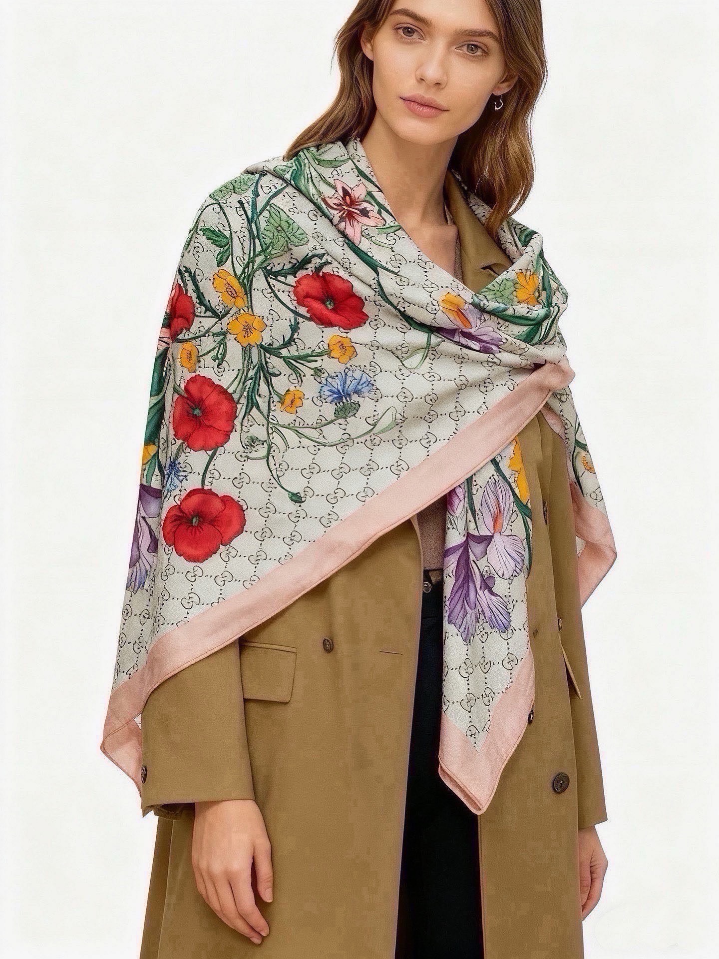 🆕  Gucci新款方巾 Gucci动物和花卉印花 品牌典藏图案在与全新醒目印花的衬托下熠熠生辉。这款方巾匠心缀饰动物和