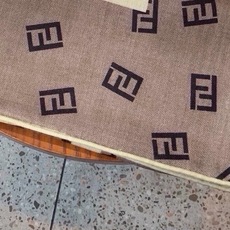 🆕 经典双F logo 遍布整条围巾丝绒材质 保暖性和手感都还不错哦 秋冬必入 百搭款 1962年,F公司聘用著名德籍 🆕 经典双F logo 遍布整条围巾丝绒材质 保暖性和手感都还不错哦 秋冬必入 百搭款 1962年,F公司聘用著名德籍