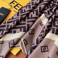 🆕 经典双F logo 遍布整条围巾丝绒材质 保暖性和手感都还不错哦 秋冬必入 百搭款 1962年,F公司聘用著名德籍 🆕 经典双F logo 遍布整条围巾丝绒材质 保暖性和手感都还不错哦 秋冬必入 百搭款 1962年,F公司聘用著名德籍