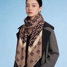 🆕 经典双F logo 遍布整条围巾丝绒材质 保暖性和手感都还不错哦 秋冬必入 百搭款 1962年,F公司聘用著名德籍 🆕 经典双F logo 遍布整条围巾丝绒材质 保暖性和手感都还不错哦 秋冬必入 百搭款 1962年,F公司聘用著名德籍
