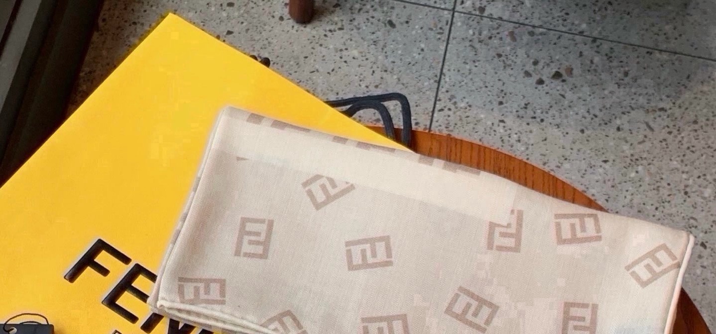 🆕  经典双F logo 遍布整条围巾丝绒材质 保暖性和手感都还不错哦 秋冬必入 百搭款 1962年，F公司聘用著名德籍