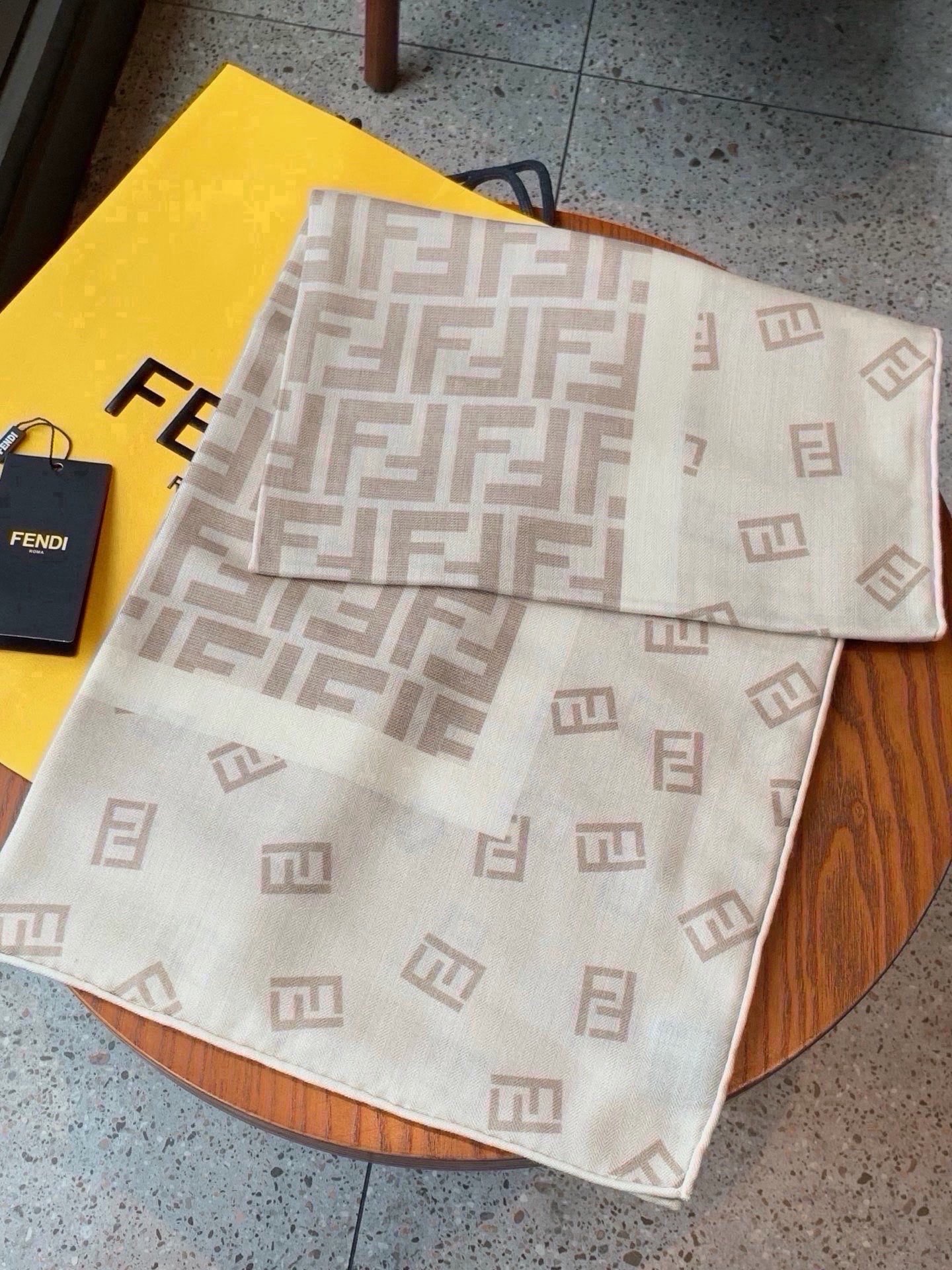 🆕  经典双F logo 遍布整条围巾丝绒材质 保暖性和手感都还不错哦 秋冬必入 百搭款 1962年，F公司聘用著名德籍