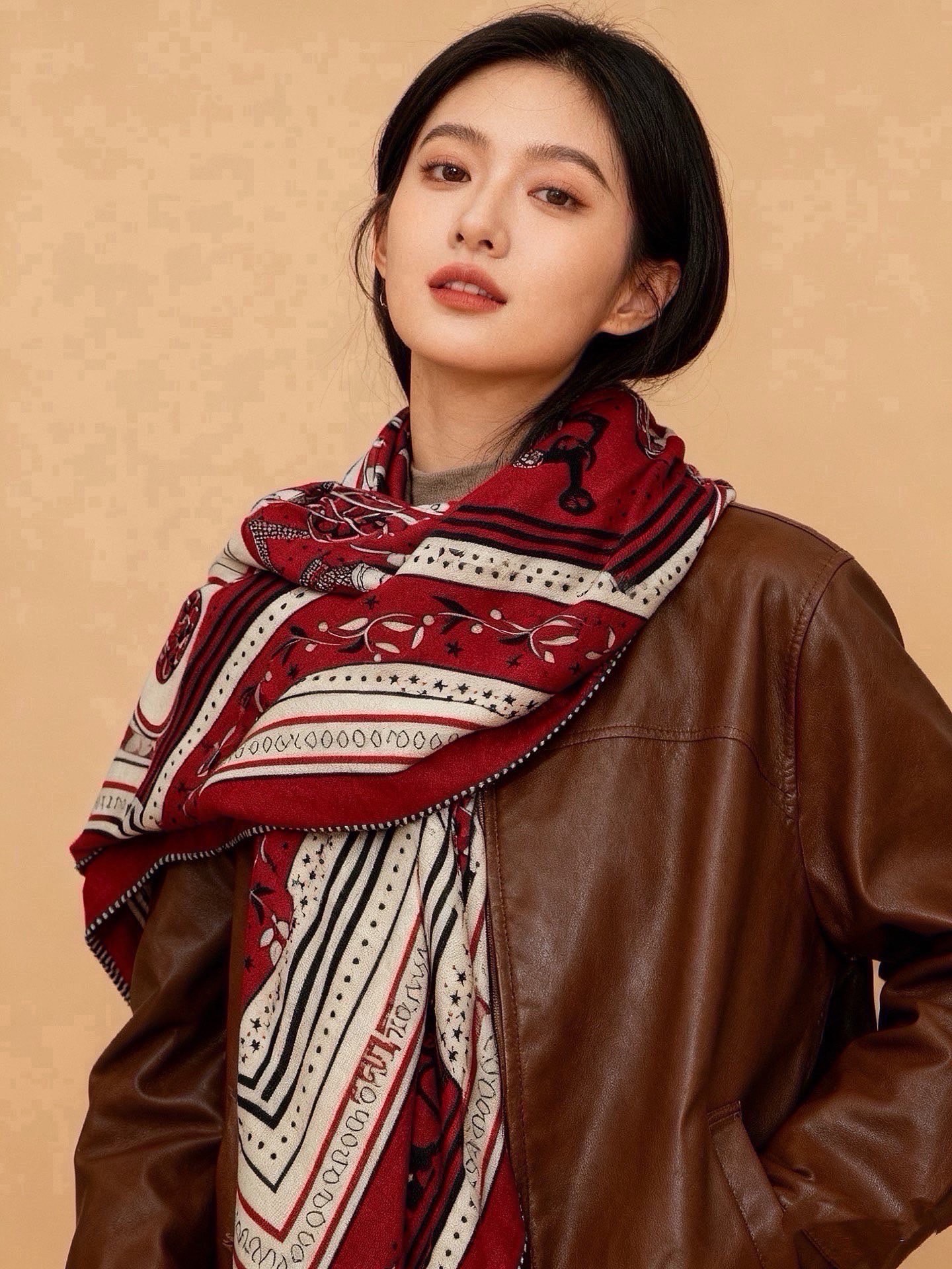 🆕  上新💕🔥丝绒方巾 【爱马仕2025春夏 亚马逊的庆典 Bandana，佩斯利花纹，生机勃勃的图案】（双面同色方巾）