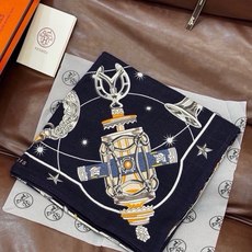 🆕 “星辰合唱曲”140丝绒双面同色披肩 手工卷边丝绒方巾(30%桑蚕丝70%羊绒) 这款经典单品展现强大而迷人的女 🆕 “星辰合唱曲”140丝绒双面同色披肩 手工卷边丝绒方巾(30%桑蚕丝70%羊绒) 这款经典单品展现强大而迷人的女