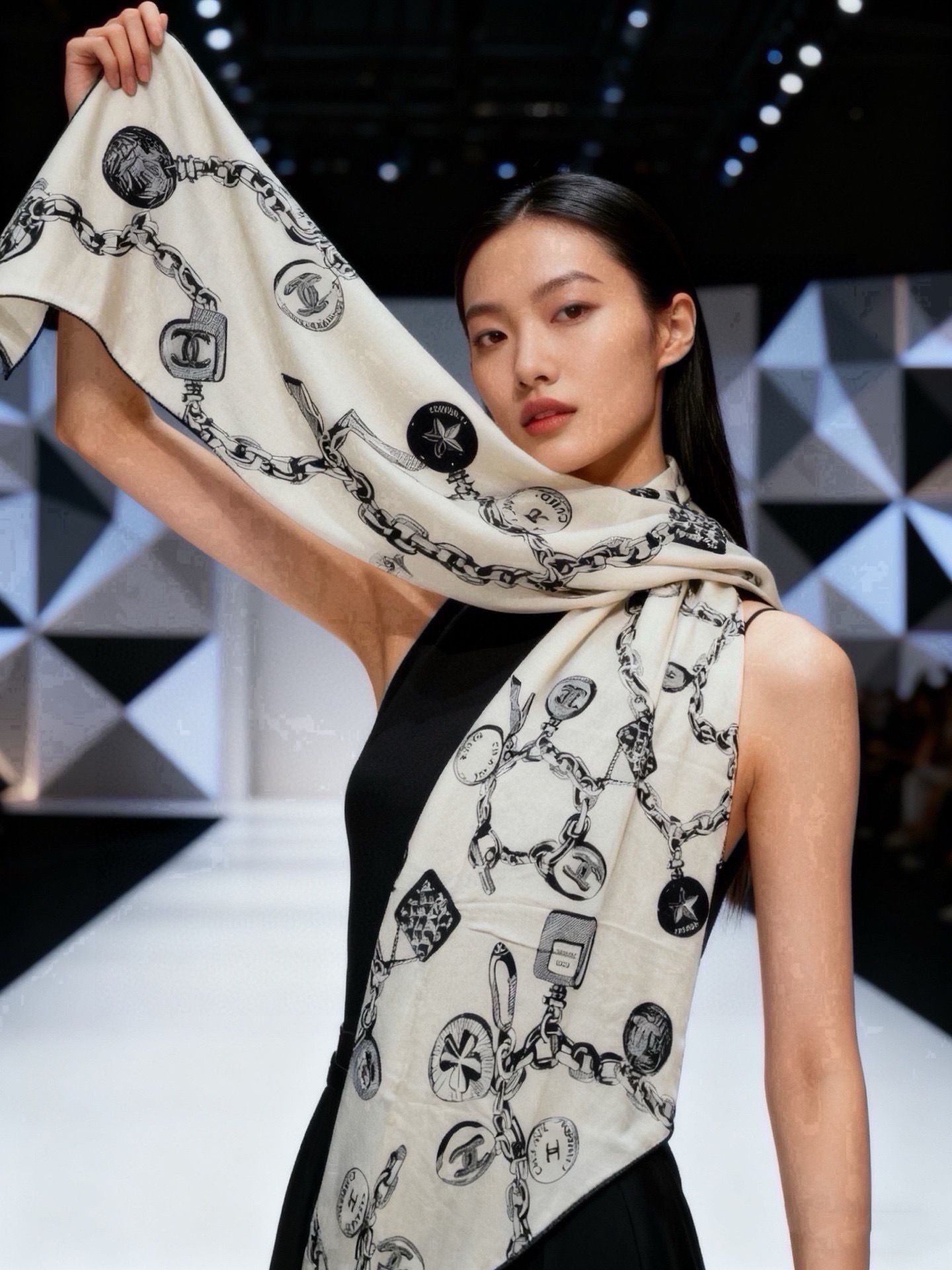 🆕  CHANEL（香奈儿） 套用汪曾祺《人间草木》里的一句话：在黑白里温柔地爱彩色，在彩色里朝圣黑白。 所以香家设计永