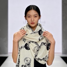 🆕 CHANEL(香奈儿) 套用汪曾祺《人间草木》里的一句话:在黑白里温柔地爱彩色,在彩色里朝圣黑白。 所以香家设计永 🆕 CHANEL(香奈儿) 套用汪曾祺《人间草木》里的一句话:在黑白里温柔地爱彩色,在彩色里朝圣黑白。 所以香家设计永
