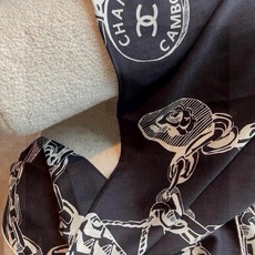 🆕 CHANEL(香奈儿) 套用汪曾祺《人间草木》里的一句话:在黑白里温柔地爱彩色,在彩色里朝圣黑白。 所以香家设计永 🆕 CHANEL(香奈儿) 套用汪曾祺《人间草木》里的一句话:在黑白里温柔地爱彩色,在彩色里朝圣黑白。 所以香家设计永