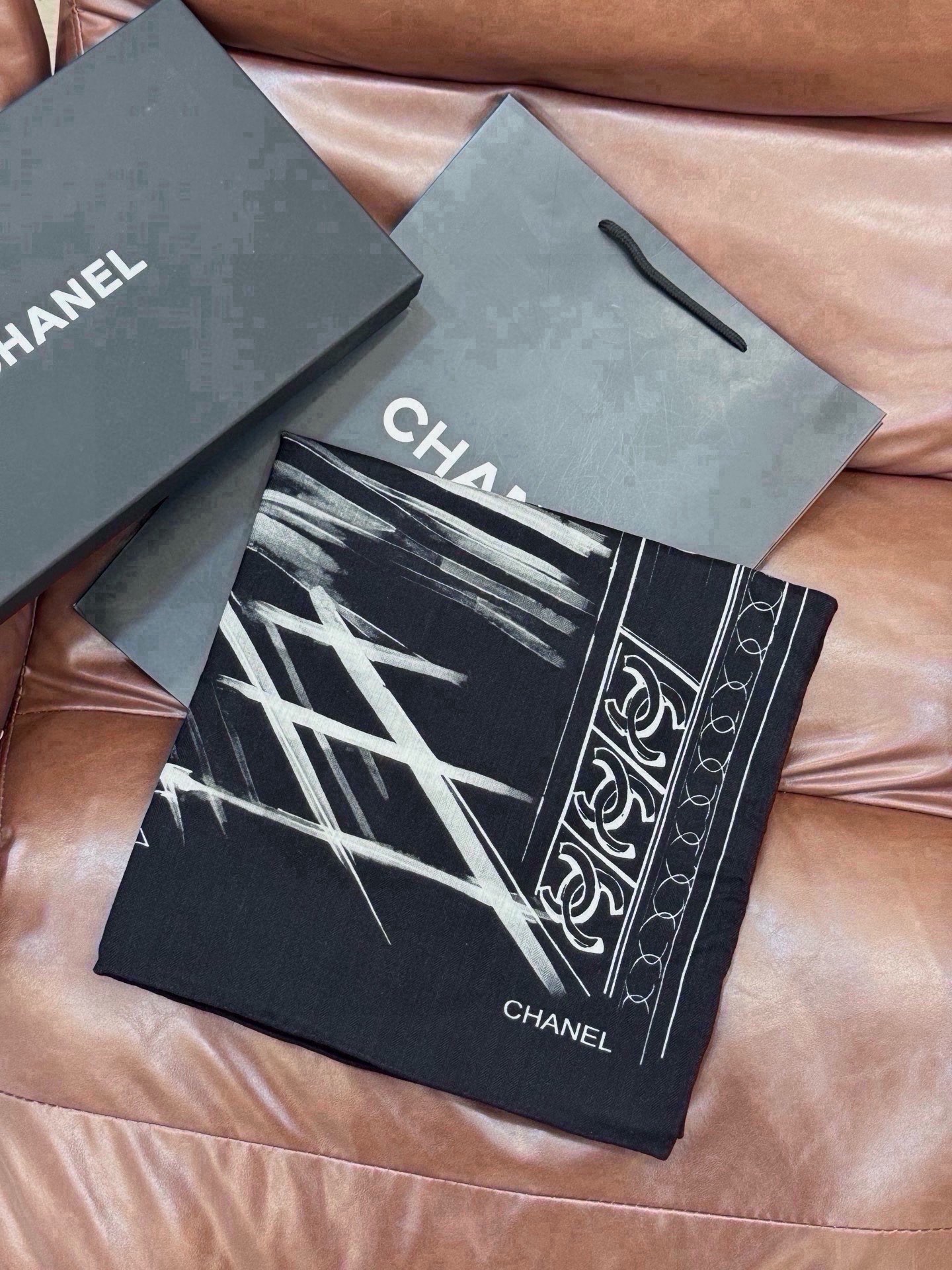 🆕  CHANEL ~新品 【140顶级丝绒双面同色】 披肩的图案是巴黎大皇宫中被命名为“Gabrielle Chane