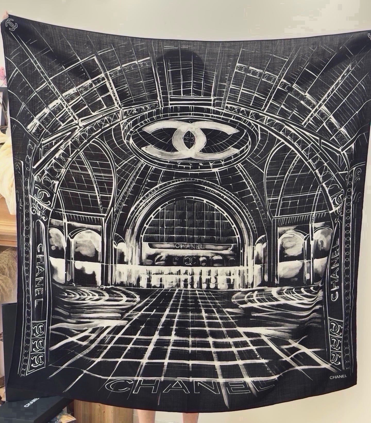 🆕  CHANEL ~新品 【140顶级丝绒双面同色】 披肩的图案是巴黎大皇宫中被命名为“Gabrielle Chane