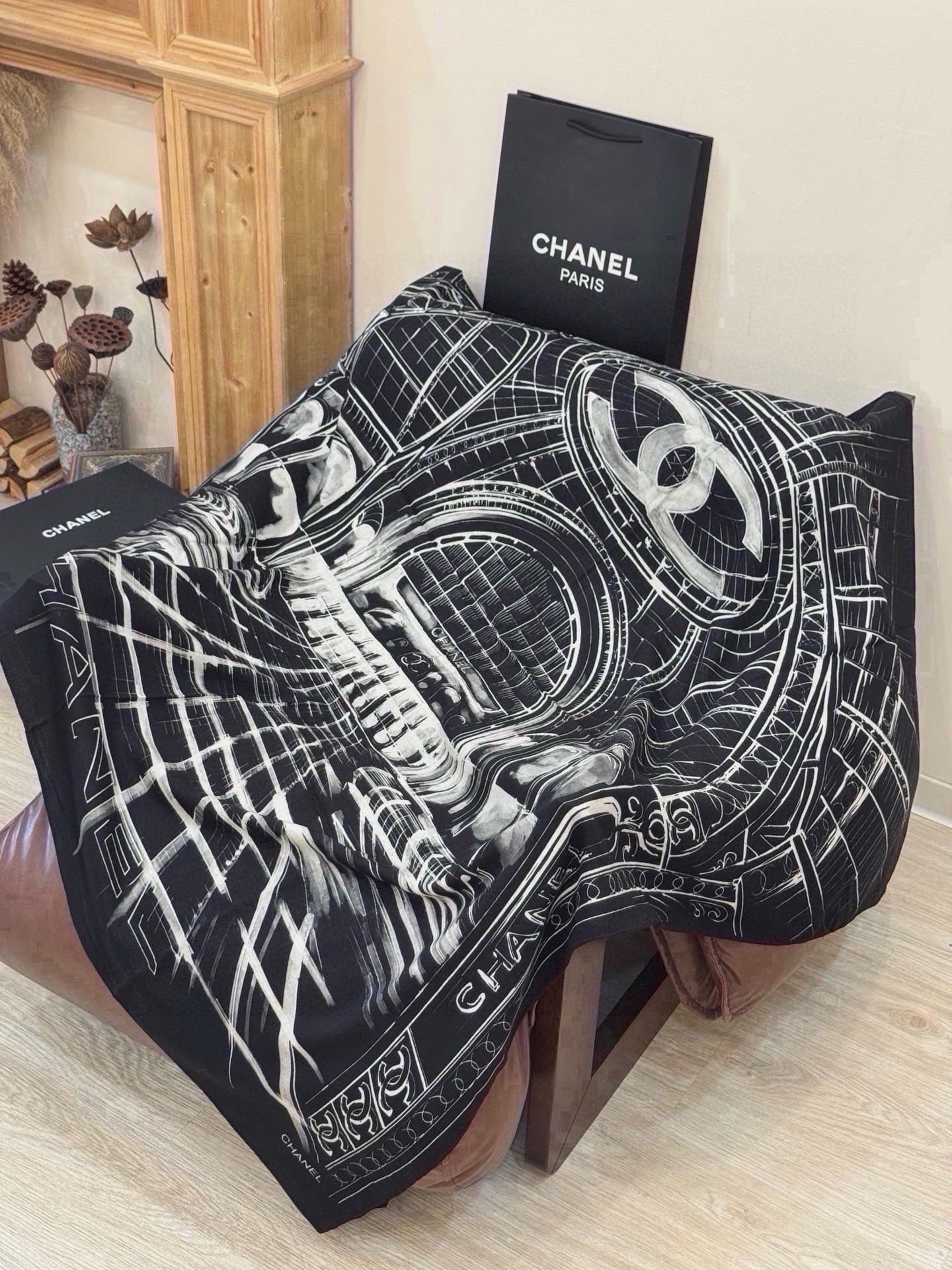 🆕  CHANEL ~新品 【140顶级丝绒双面同色】 披肩的图案是巴黎大皇宫中被命名为“Gabrielle Chane