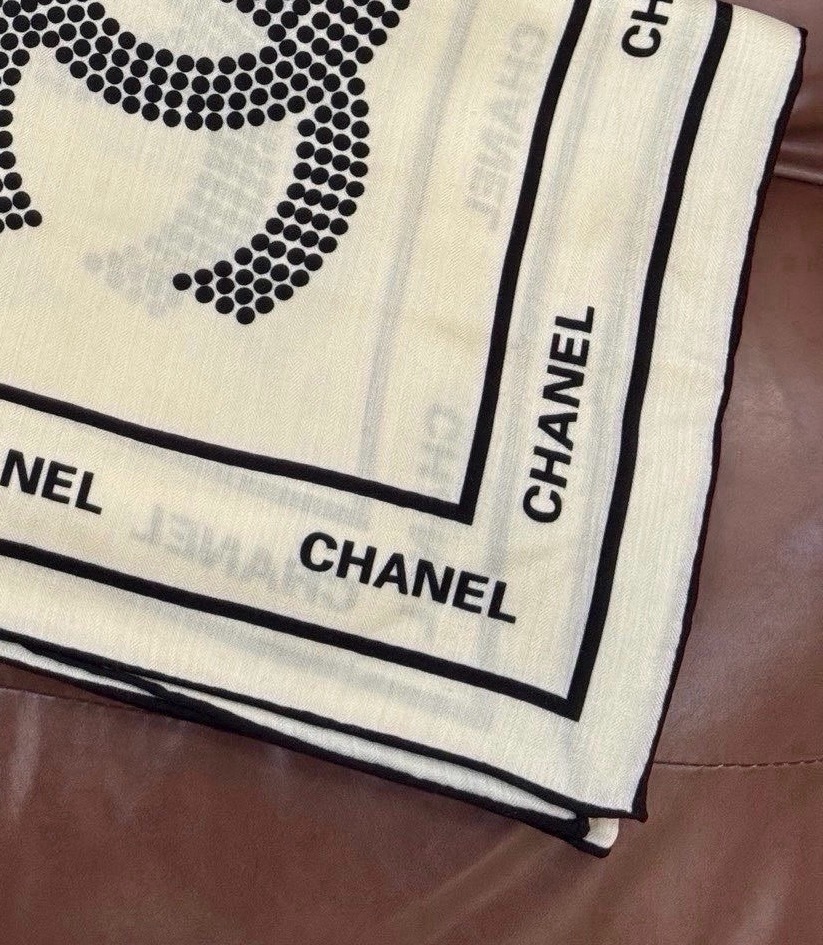 🆕 Chanel ~ 【140顶级双面丝绒披肩】 香家logo与字母的完美碰撞设计 底部还有隐隐约约的双C小Logo 🆕 Chanel ~ 【140顶级双面丝绒披肩】 香家logo与字母的完美碰撞设计 底部还有隐隐约约的双C小Logo