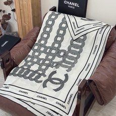 🆕 Chanel ~ 【140顶级双面丝绒披肩】 香家logo与字母的完美碰撞设计 底部还有隐隐约约的双C小Logo 🆕 Chanel ~ 【140顶级双面丝绒披肩】 香家logo与字母的完美碰撞设计 底部还有隐隐约约的双C小Logo