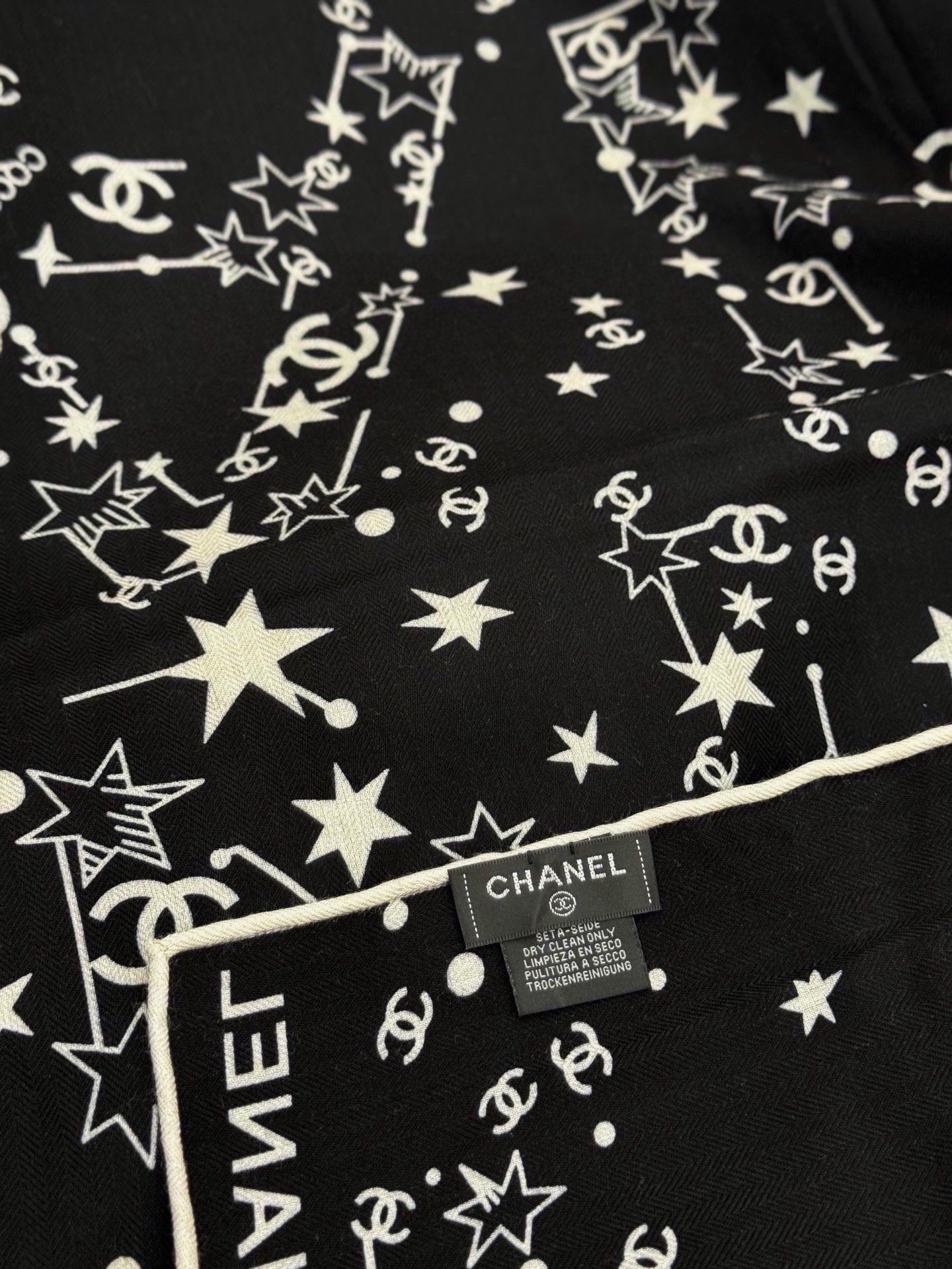 🆕   Chanel ~新品～ 【140顶级丝绒双面同色】 繁星点点与双C的完美结合 适合各种场合搭配使用 黑白两色经典
