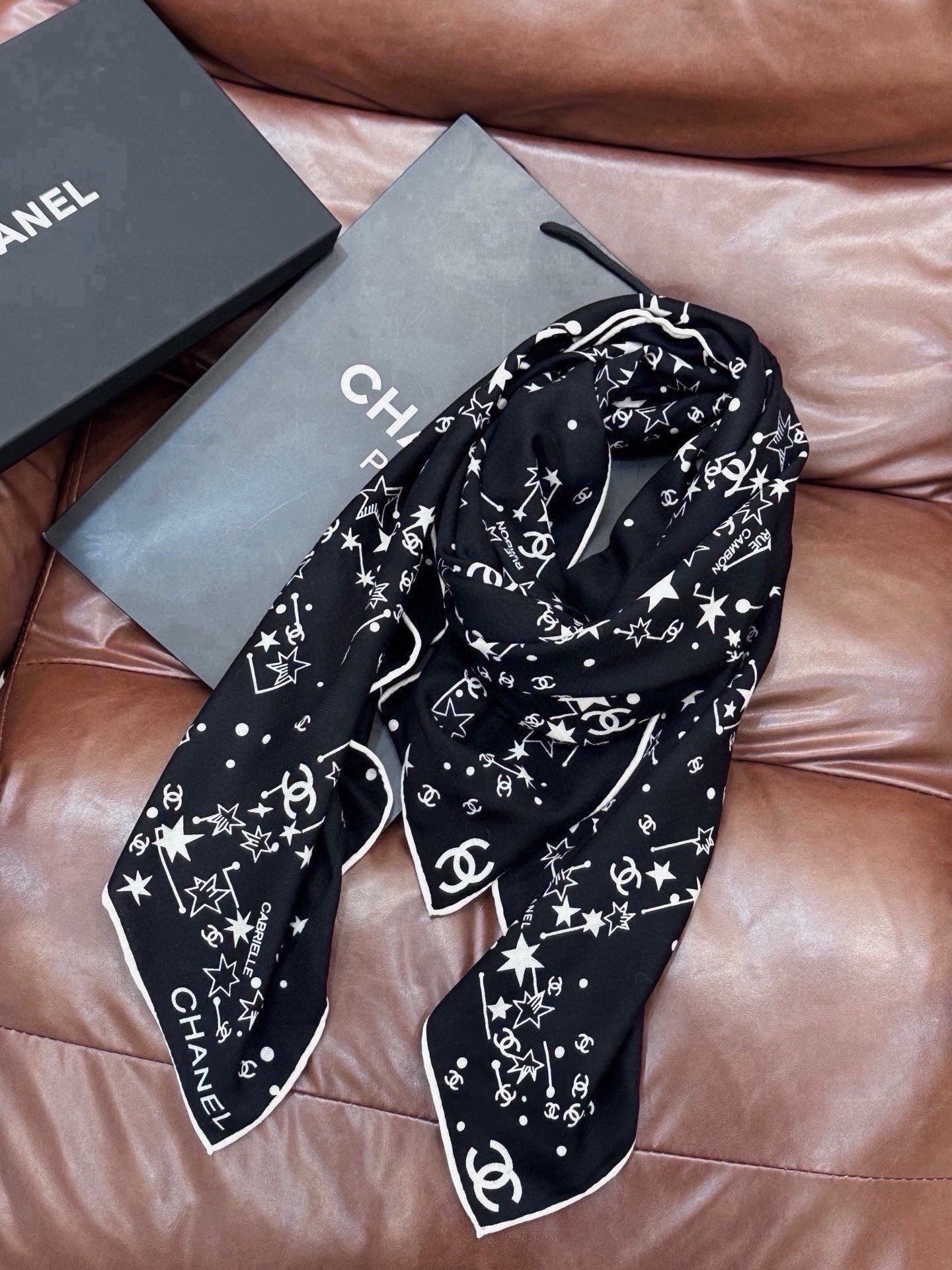 🆕   Chanel ~新品～ 【140顶级丝绒双面同色】 繁星点点与双C的完美结合 适合各种场合搭配使用 黑白两色经典