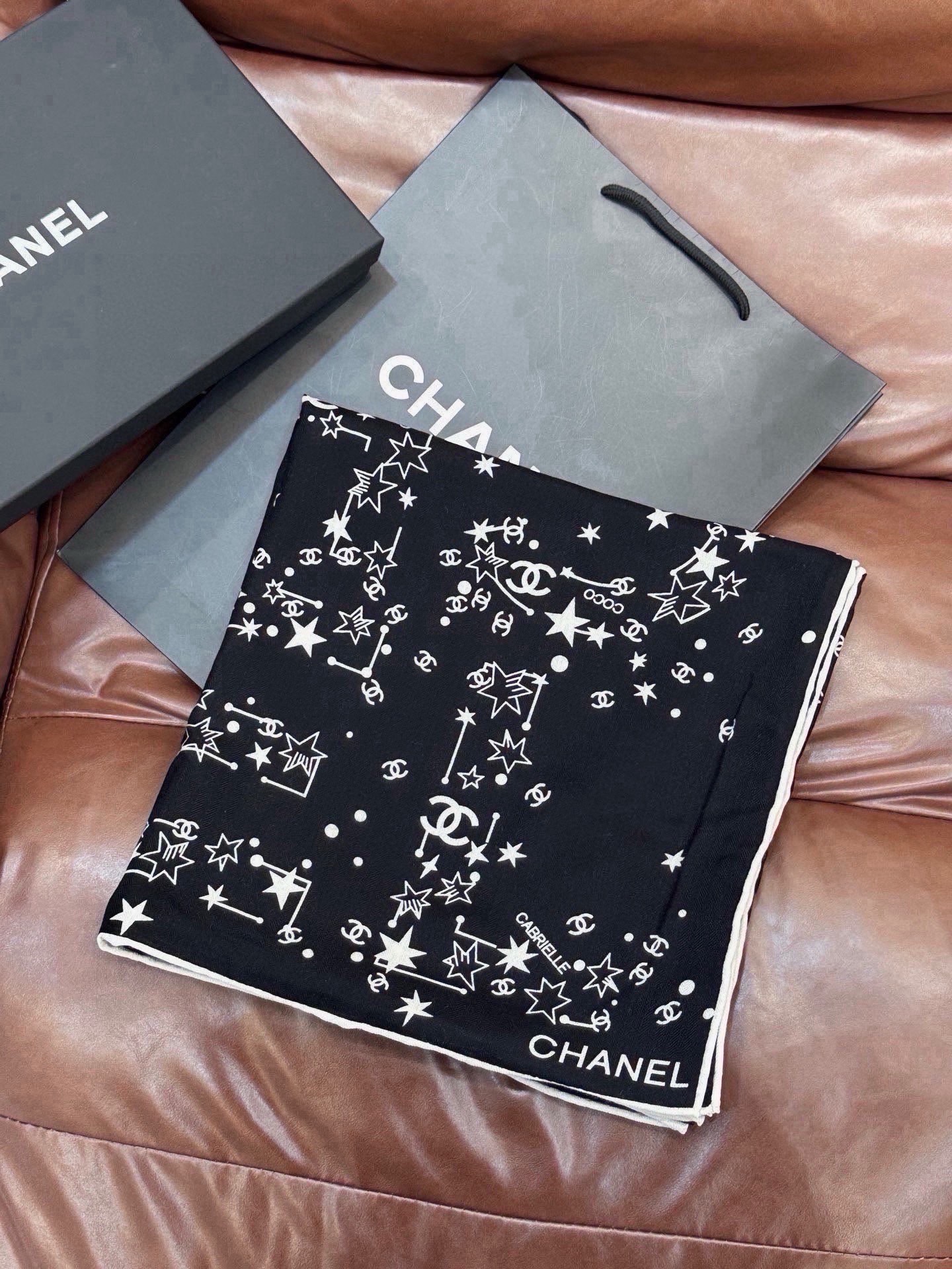 🆕   Chanel ~新品～ 【140顶级丝绒双面同色】 繁星点点与双C的完美结合 适合各种场合搭配使用 黑白两色经典