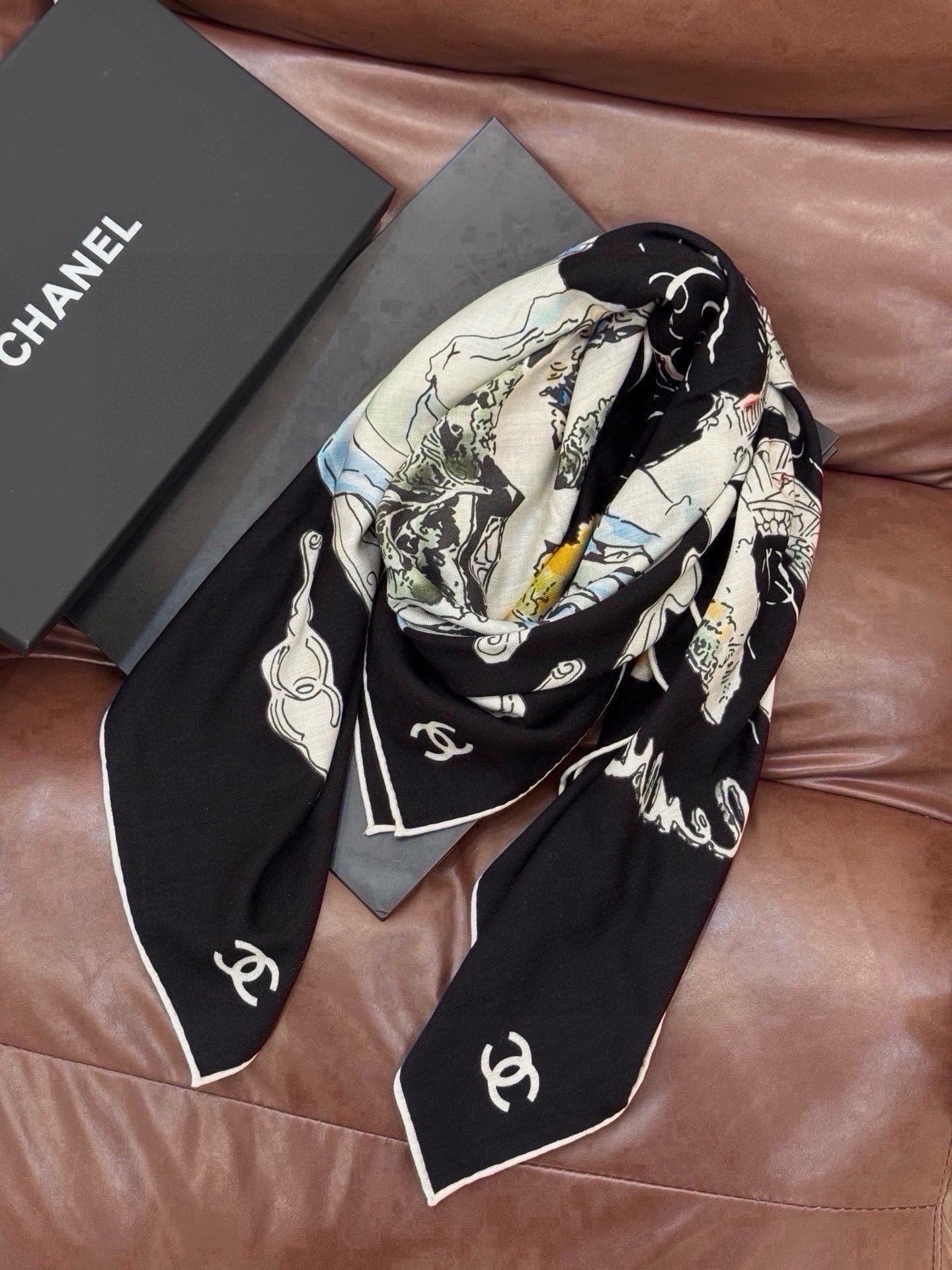 🆕 Chanel 高级手工坊系列~~ 【140顶级丝绒双面同色披肩】 25高级手工坊系列作品梦幻而极具电影感,灵感来 🆕 Chanel 高级手工坊系列~~ 【140顶级丝绒双面同色披肩】 25高级手工坊系列作品梦幻而极具电影感,灵感来