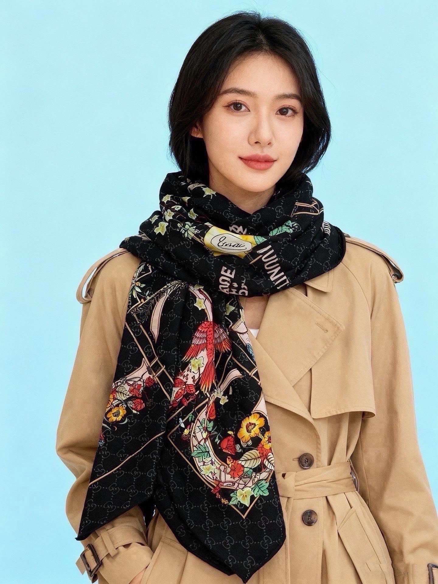 🆕  Gucci新款方巾 Gucci动物和花卉印花 品牌典藏图案在与全新醒目印花的衬托下熠熠生辉。这款方巾匠心缀饰动物和