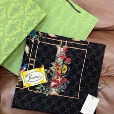 🆕 Gucci新款方巾 Gucci动物和花卉印花 品牌典藏图案在与全新醒目印花的衬托下熠熠生辉。这款方巾匠心缀饰动物和 🆕 Gucci新款方巾 Gucci动物和花卉印花 品牌典藏图案在与全新醒目印花的衬托下熠熠生辉。这款方巾匠心缀饰动物和