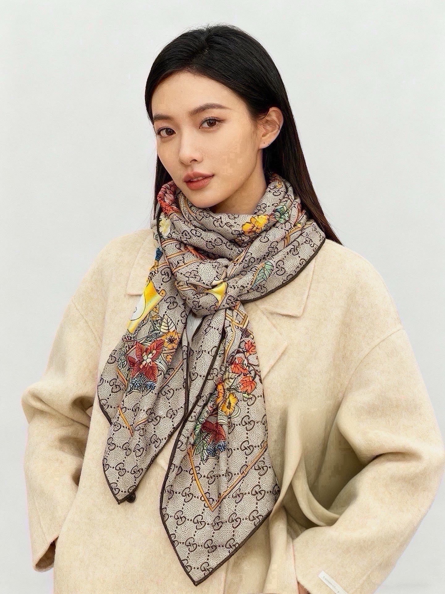 🆕  Gucci新款方巾 Gucci动物和花卉印花 品牌典藏图案在与全新醒目印花的衬托下熠熠生辉。这款方巾匠心缀饰动物和