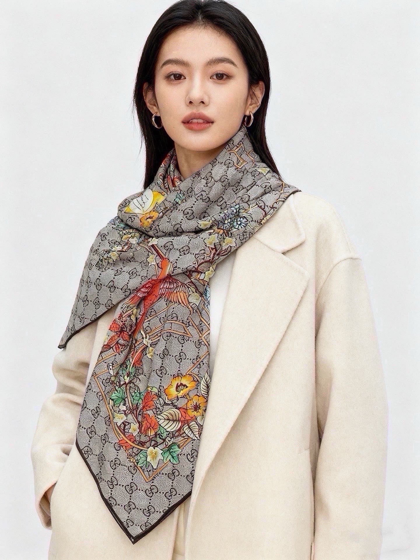 🆕  Gucci新款方巾 Gucci动物和花卉印花 品牌典藏图案在与全新醒目印花的衬托下熠熠生辉。这款方巾匠心缀饰动物和