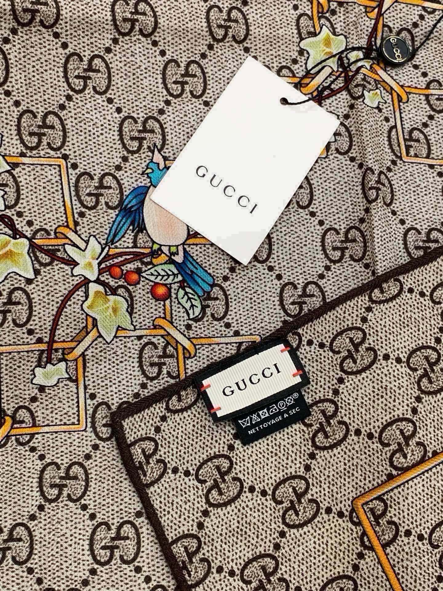 🆕  Gucci新款方巾 Gucci动物和花卉印花 品牌典藏图案在与全新醒目印花的衬托下熠熠生辉。这款方巾匠心缀饰动物和