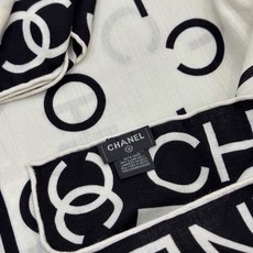 🆕 Chanel ~ 【140顶级双面丝绒披肩】 香家logo与字母的完美碰撞设计 底部还有隐隐约约的双C小Logo 🆕 Chanel ~ 【140顶级双面丝绒披肩】 香家logo与字母的完美碰撞设计 底部还有隐隐约约的双C小Logo