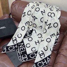 🆕 Chanel ~ 【140顶级双面丝绒披肩】 香家logo与字母的完美碰撞设计 底部还有隐隐约约的双C小Logo 🆕 Chanel ~ 【140顶级双面丝绒披肩】 香家logo与字母的完美碰撞设计 底部还有隐隐约约的双C小Logo