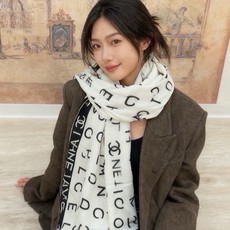 🆕 Chanel ~ 【140顶级双面丝绒披肩】 香家logo与字母的完美碰撞设计 底部还有隐隐约约的双C小Logo 🆕 Chanel ~ 【140顶级双面丝绒披肩】 香家logo与字母的完美碰撞设计 底部还有隐隐约约的双C小Logo