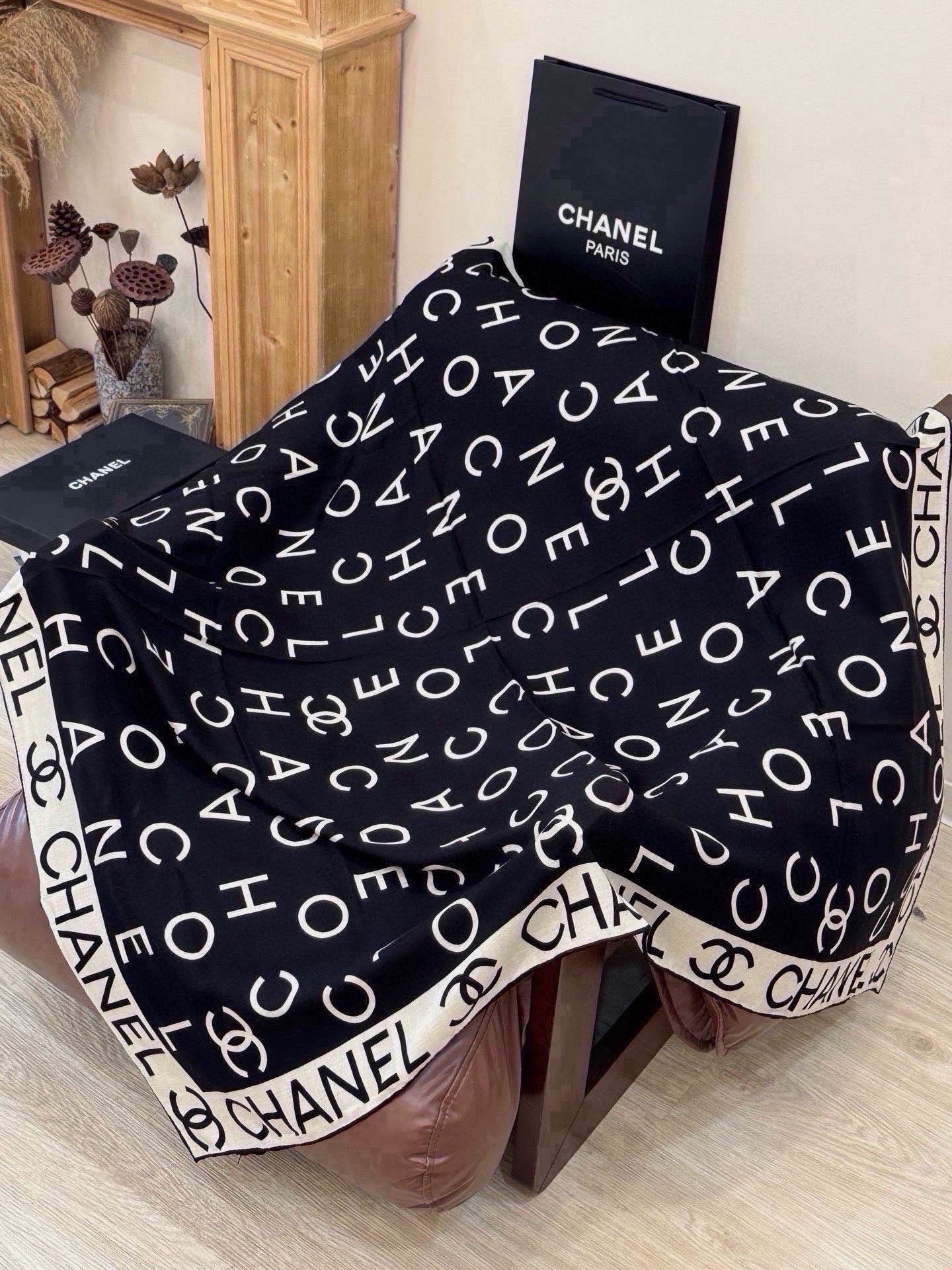 🆕  Chanel ~ 【140顶级双面丝绒披肩】 香家logo与字母的完美碰撞设计 底部还有隐隐约约的双C小Logo 