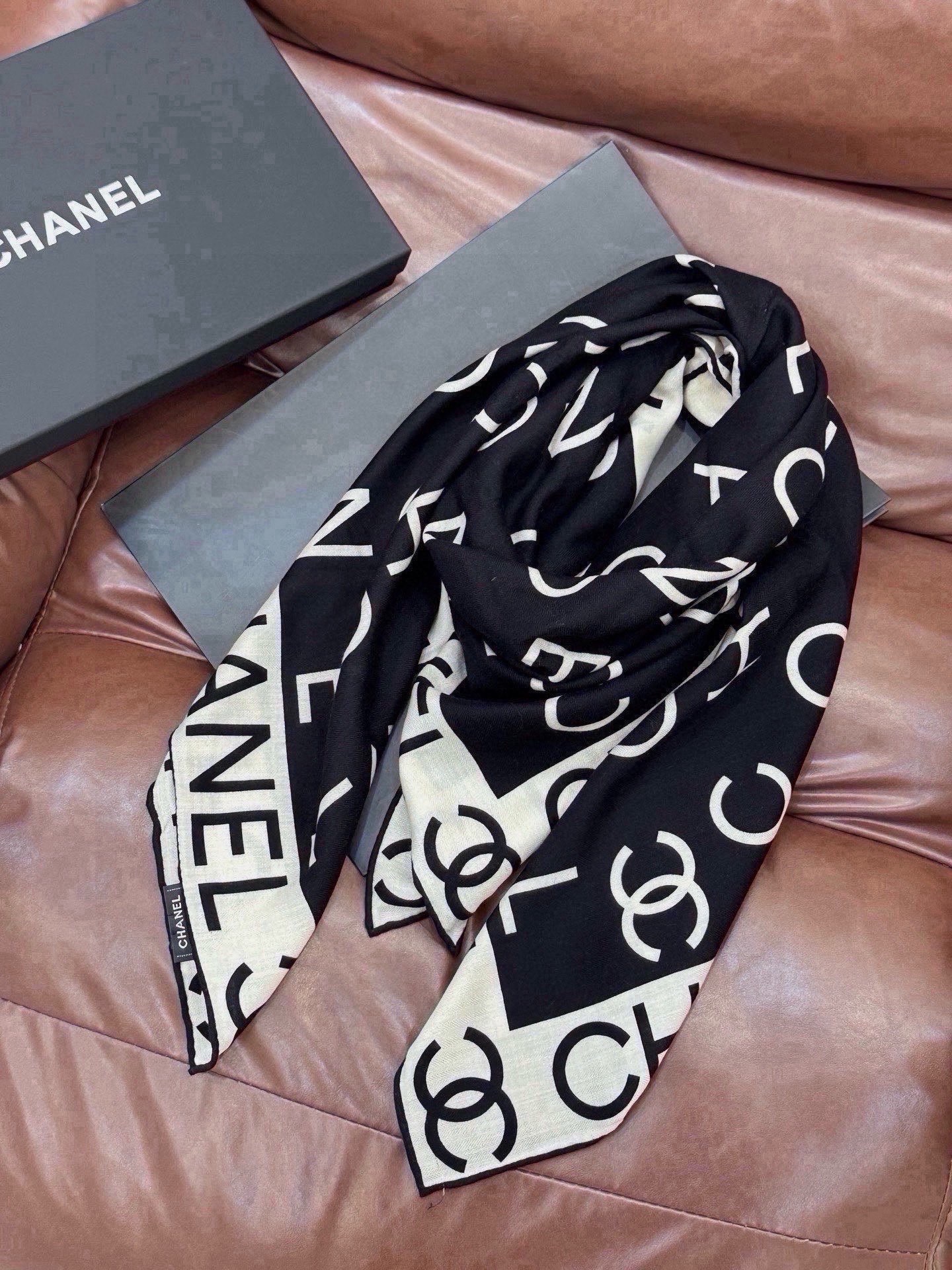 🆕  Chanel ~ 【140顶级双面丝绒披肩】 香家logo与字母的完美碰撞设计 底部还有隐隐约约的双C小Logo 