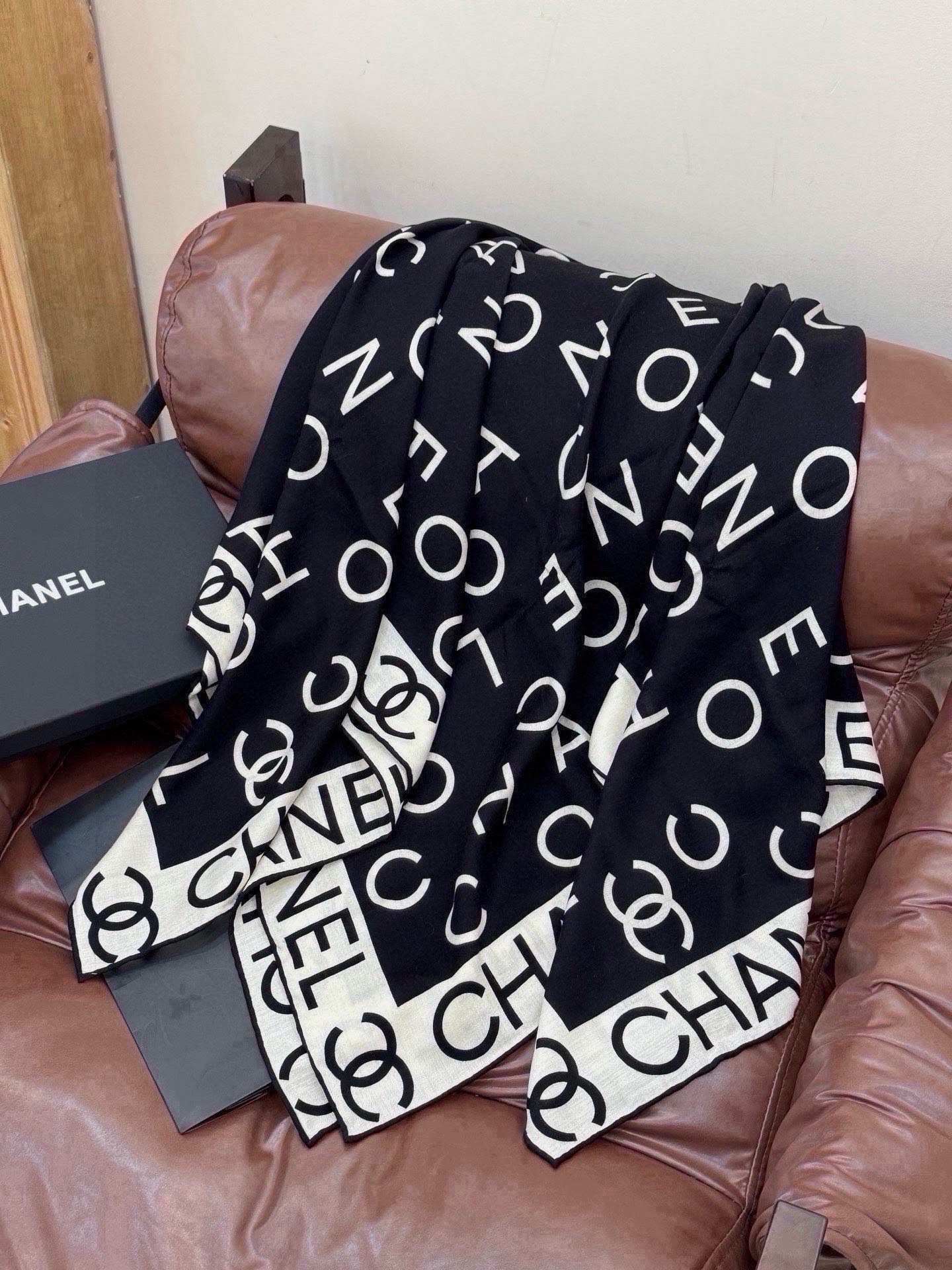 🆕  Chanel ~ 【140顶级双面丝绒披肩】 香家logo与字母的完美碰撞设计 底部还有隐隐约约的双C小Logo 